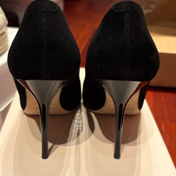 Jimmy Choo Elegant Black Stiletto Heels - Picture 2 of 9
